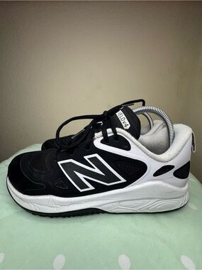 New Balance Fresh Foam Velo V4 Turf-Trainer Softball Womens size 9.